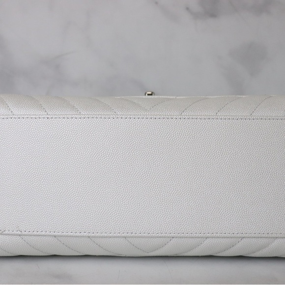 👜👜 LIKE NEW CHANEL Coco Handle Small Pearly White Caviar Leather SHW 👜👜 - Picture 5 of 9